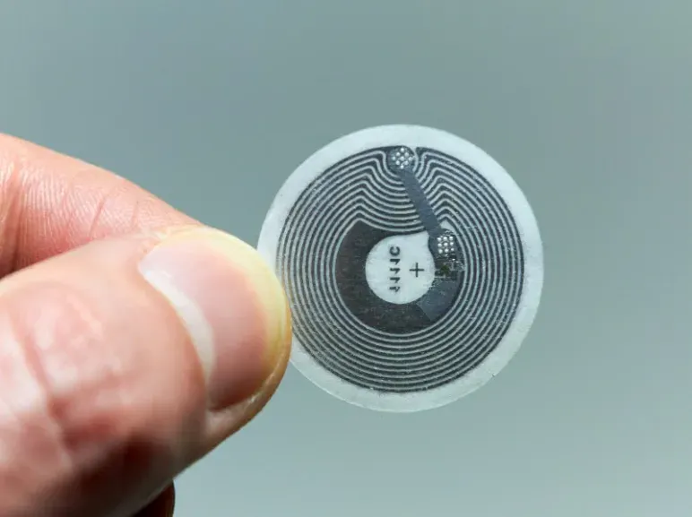 Kaip UES NFC lipdukas?