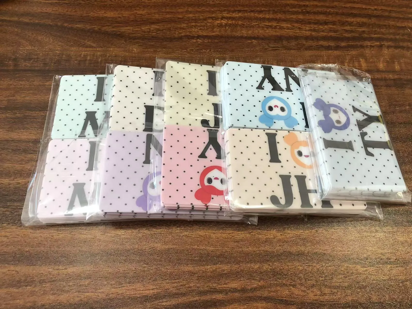 JOJO Pack pristato kreditinių kortelių viršelių lipdukus JAV klientams