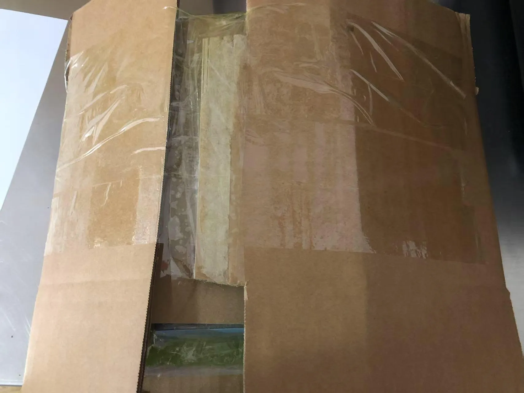 Nešiojamų vaikiškų lipdukų knygų siuntimo į Ugandą eiga