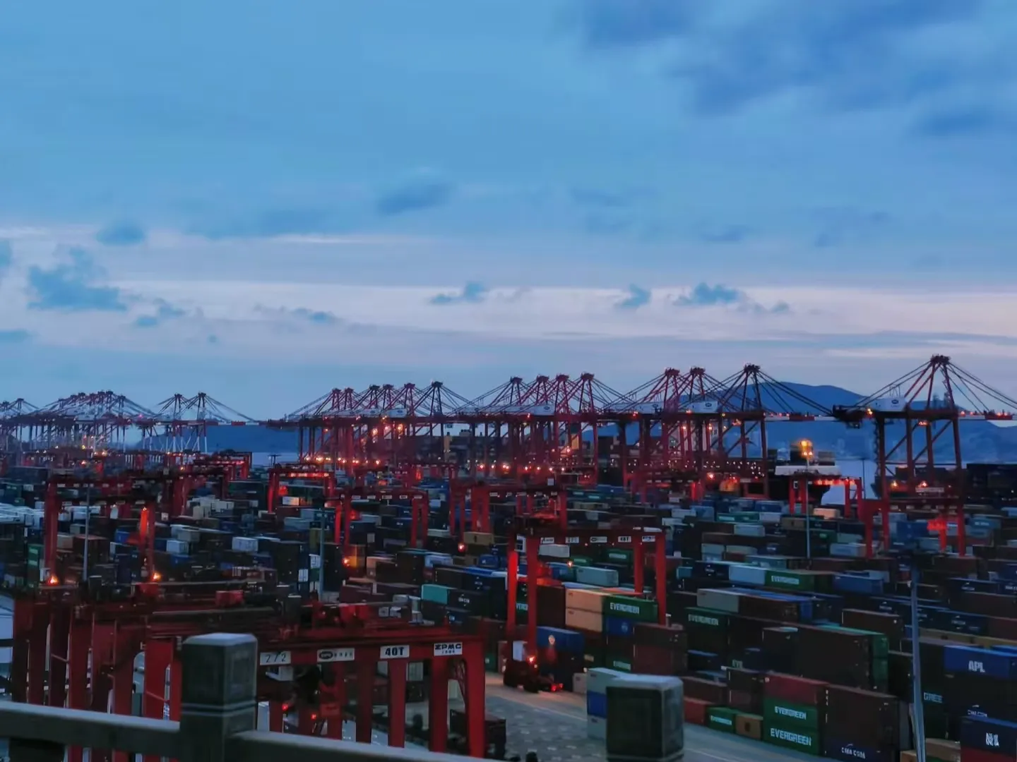 Bendra Kinijos importo ir eksporto prekybos vertė siekė 41,21 trilijono juanių.