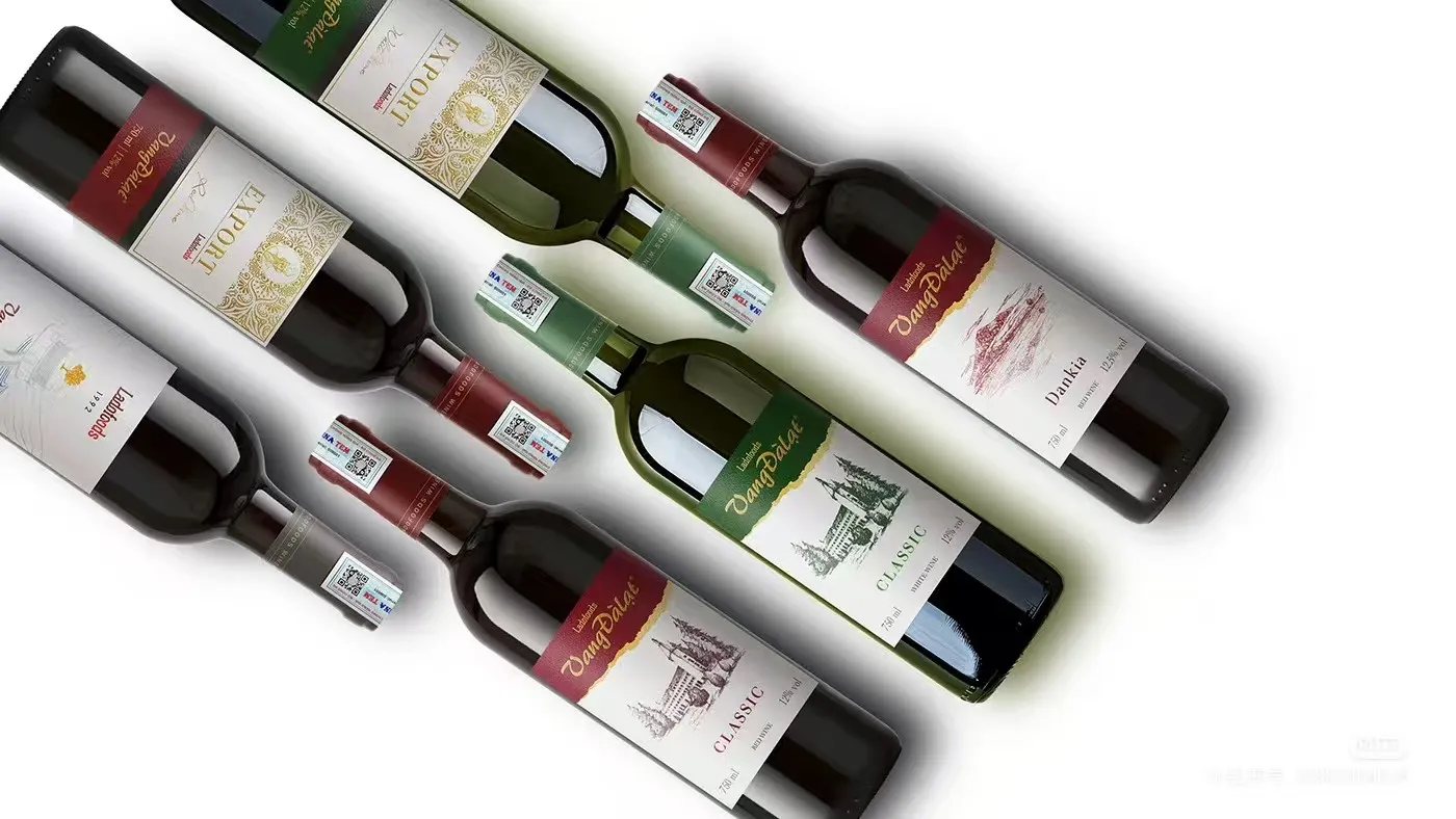 Kokie metodai dažniausiai naudojami vyno etiketėms?