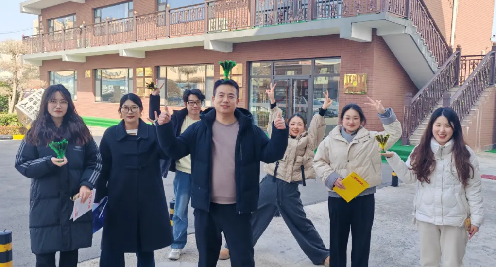 Trumpa pietų pertrauka suteikia energijos biure su „Shuttlecock“ linksmybėmis